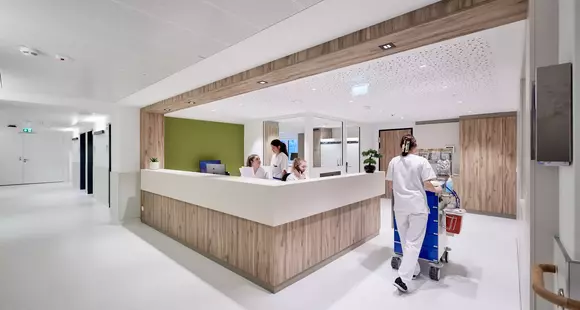 Innere Medizin 1 und 2 beziehen top-sanierte Stationsbereiche im Krankenhaus Zams